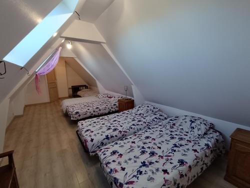 - 2 lits dans une chambre mansardée dans l'établissement Gite 15 pers max proche de Wimereux Wissant Boulogne sur Mer, à Belle-et-Houllefort