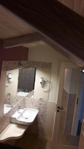 a bathroom with a sink and a mirror at Agriturismo Frantoio Mafrica in Limbadi