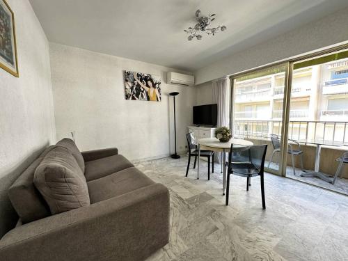 un salon avec un canapé et une table dans l'établissement Cannes proche Croisette - Studio, à Cannes