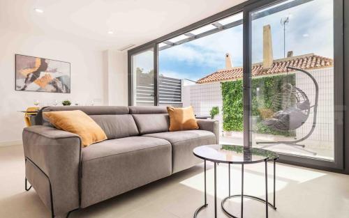 Seaview house with rooftop pool, game room, parking REMS