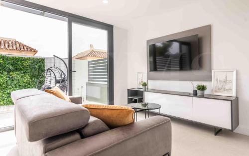 Seaview house with rooftop pool, game room, parking REMS
