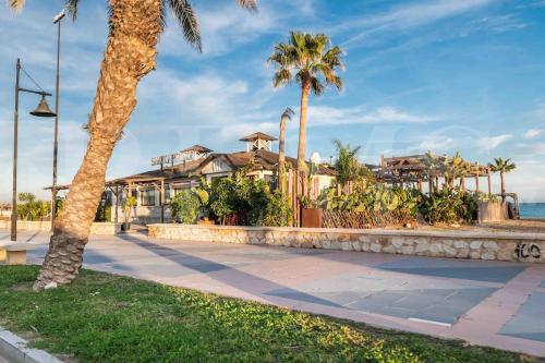 Seaview house with rooftop pool, game room, parking REMS