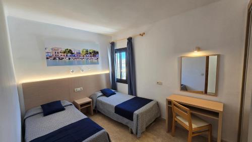 Postel nebo postele na pokoji v ubytování Marina Palmanova Apartamentos