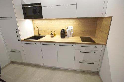 Una cocina o cocineta en Apartments Lara 2 - with more affordable parking