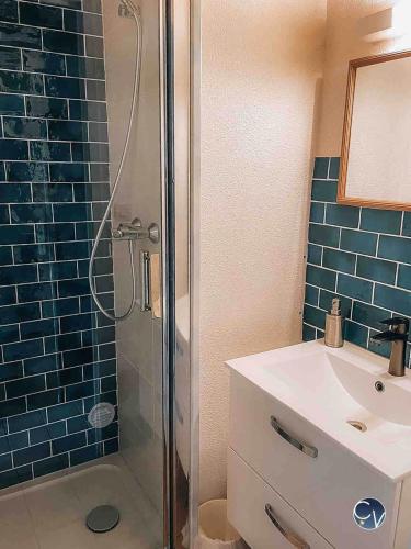 une salle de bain avec une douche et un lavabo et un lavabo dans l'établissement Sablières - Les terrasses de l’Ardèche, à Salavas