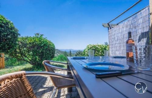 niebieski stół z butelką wina w obiekcie Sablières - Les terrasses de l’Ardèche w mieście Salavas
