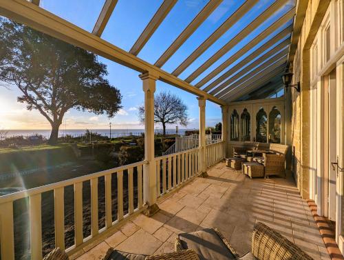 Balkoni atau teres di Grand Garden Apartment - The Old Vicarage - Duplex Residence, Breathtaking sea views Over Shanklin Bay - Shanklin Old Village, fantastic family getaway!