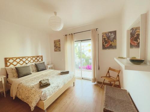 una camera da letto con un letto grande e una finestra di Alvor Praia 14 - Ocean view villa ad Alvor