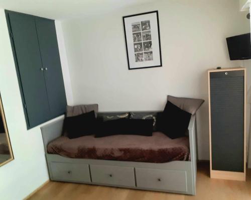 - un lit dans une chambre avec un miroir dans l'établissement 004 Ipanema le Cap'Tif, au Cap d'Agde