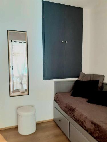 - une chambre avec un lit, une armoire et un miroir dans l'établissement 004 Ipanema le Cap'Tif, au Cap d'Agde