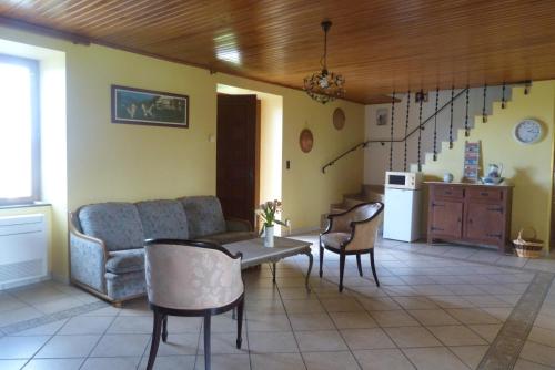 un salon avec un canapé, une table et des chaises dans l'établissement la maison du parc, à Came