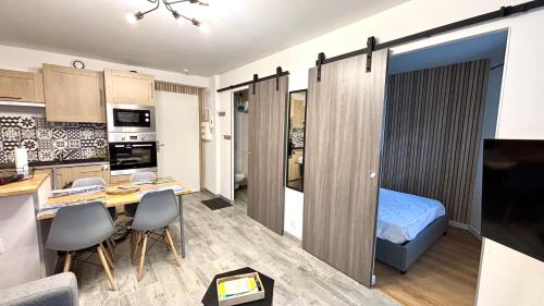 Ce petit appartement comprend une cuisine et une chambre. dans l'établissement Chez Yoyo & Mag - T2 en centre ville - Wi-Fi - Parking, à Luchon