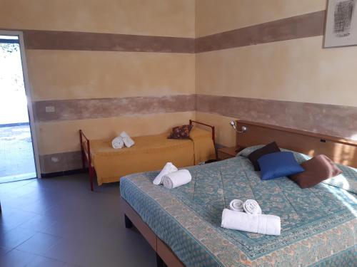 Giường trong phòng chung tại cascina dei peri