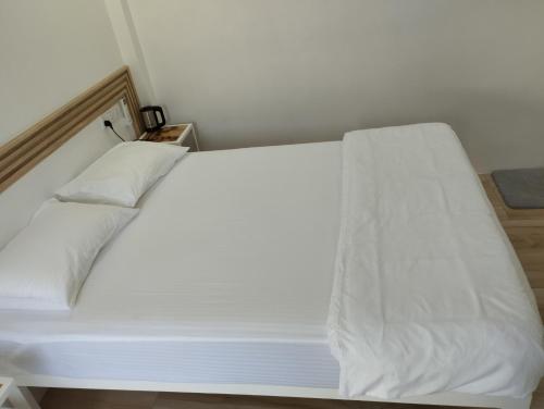 a large white bed with white sheets and pillows at Himandhoo sweet dreams in Himandhoo 
