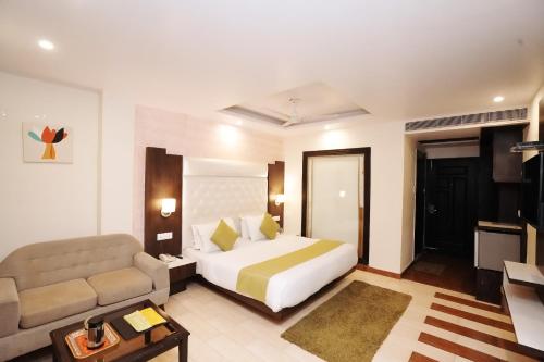 a hotel room with a bed and a couch at Himalayan Mountain and Valley View - Garden with bonefire - Ample Parking - Luxury Balcony rooms -by Aachman Stays!! Mashobra in Shimla