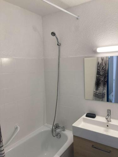 une salle de bain avec une baignoire et un lavabo dans l'établissement Appartement vue mer - LA ROCHELLE - LR240-505, à La Rochelle