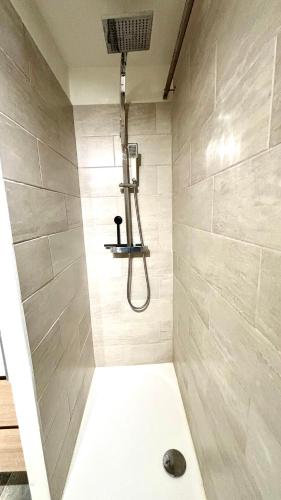 une salle de bain avec une douche avec un lavabo et des toilettes dans l'établissement Chez Yoyo & Mag - T2 en centre ville - Wi-Fi - Parking, à Luchon