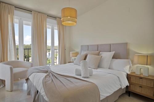 Postel nebo postele na pokoji v ubytování Palm Beach Residency - Beachside with Free Parking