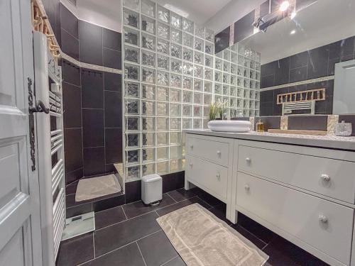 Photo de la galerie de l'établissement Moderne au bord de mer, confort et luxe, à Saint-Raphaël