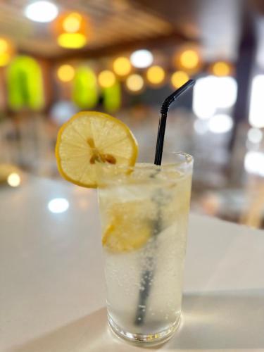 a drink with a lemon slice on a table at Perc Hotel in Pinamungahan