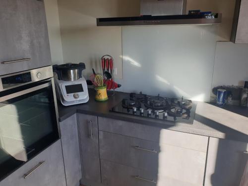 Il comprend une cuisine équipée d'une cuisinière. - un four à micro-ondes dans l'établissement Chambre au calme avec cuisine équipée en supplément sur demande, à Figeac