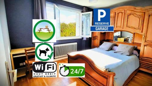 une chambre avec un lit et une fenêtre dans l'établissement La perle du Jura, à Champagnole