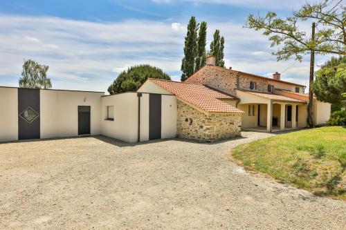une maison avec une allée devant dans l'établissement L'Atrie-Villa Piscine - Jacuzzi - Sauna, à Aizenay