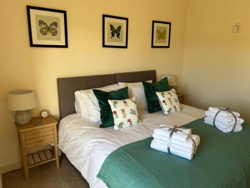 A bed or beds in a room at Peipards Barn