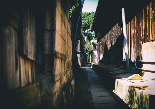 an alley in an old building next to a building at "ヒトツル"Hitotsuru in Setouchi in Momojima