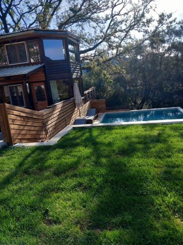 Πισίνα στο ή κοντά στο Romantic Tree House