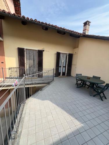 a patio with a picnic table next to a building at La Ghiacciaia in Verzuolo