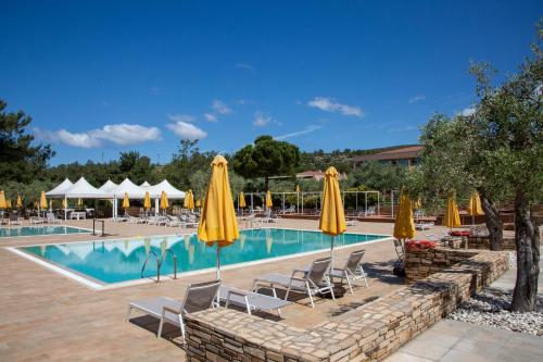 Bazén v ubytování Royal Paradise Beach Resort & Spa nebo v jeho okolí