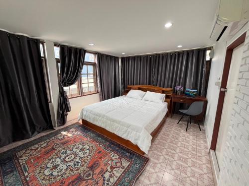 Postel nebo postele na pokoji v ubytování Baan Saen Saran guest house