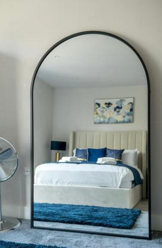 Katil atau katil-katil dalam bilik di Boutique Lux London Apartments-Free Parking