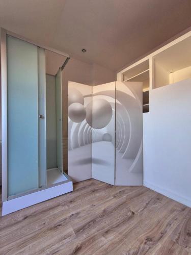 une chambre avec un mur recouvert d'une peinture. dans l'établissement Le Repère Maison avec jardin, à Tourcoing