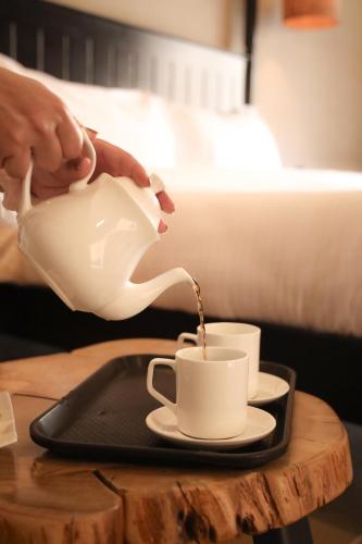 Utensilios para hacer té y café en The Foothills Escape
