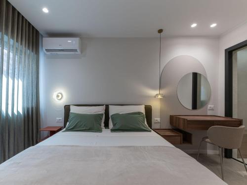 Un dormitorio con una cama grande y un espejo. en Lemon tree apartment, en Trogir