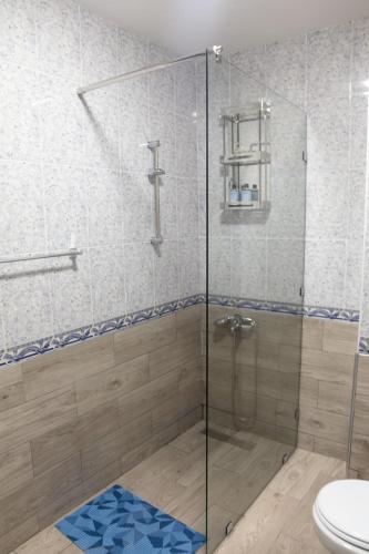 a bathroom with a glass shower with a toilet at Residence Issrae 1 in Nador
