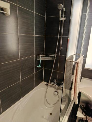 une salle de bain avec douche et baignoire dans l'établissement Au bord de l'orne, à Caen