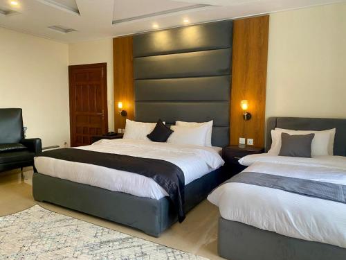 Кровать или кровати в номере Pinemont Hotel, Murree