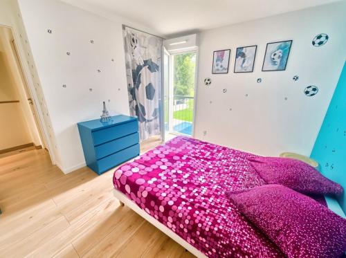 - une chambre avec un lit violet et une commode bleue dans l'établissement FRGK 