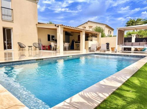 une piscine dans l'arrière-cour d'une maison dans l'établissement FRGK 