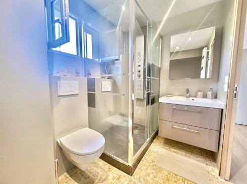 une salle de bain avec toilettes, douche et lavabo dans l'établissement FRGK 
