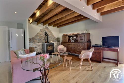 - un salon avec un canapé, une table et une cheminée dans l'établissement La ferme de la begossiere, à Roz-sur-Couesnon