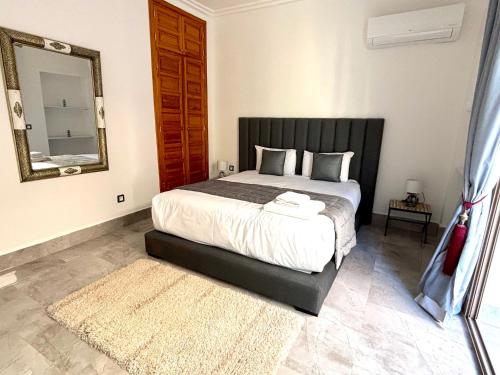 Una cama o camas en una habitación de Palais Dali