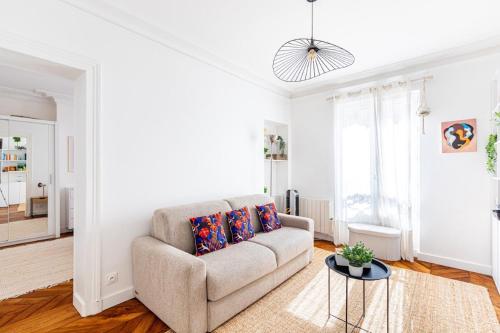 un salon avec un canapé et une table dans l'établissement GuestReady - Lovely retreat near the Eiffel Tower, à Paris