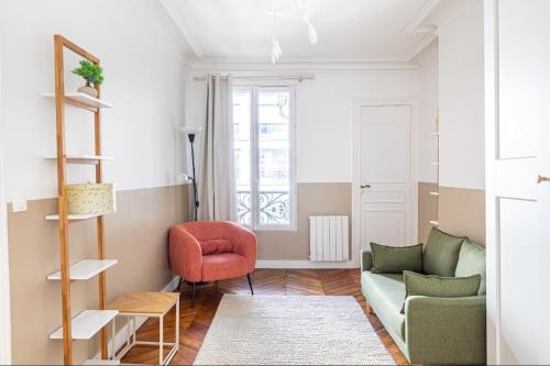 un salon avec un canapé et une chaise dans l'établissement GuestReady - Lovely retreat near the Eiffel Tower, à Paris