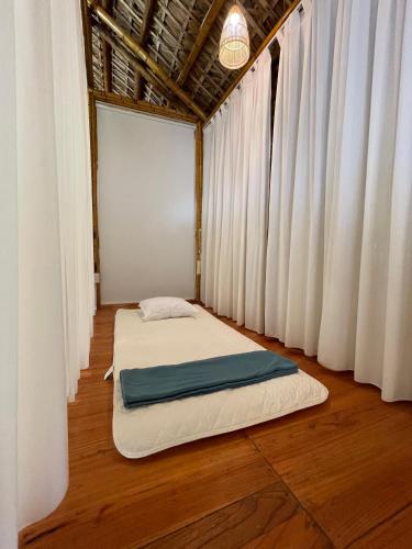 Ένα ή περισσότερα κρεβάτια σε δωμάτιο στο Om Tara Retreat