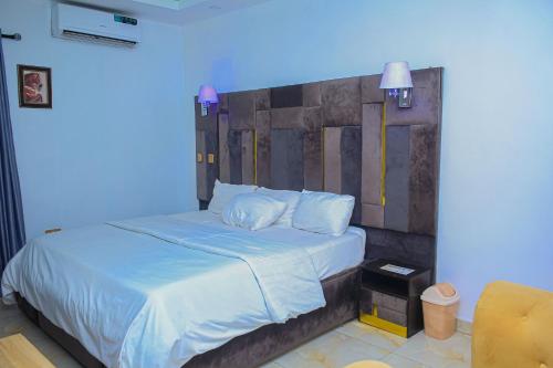 Postel nebo postele na pokoji v ubytování Marquee Land Hotel