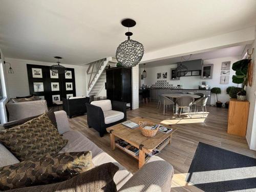 L'Atelier d'artiste by Domaine de Colomban - plages et commerces à pieds